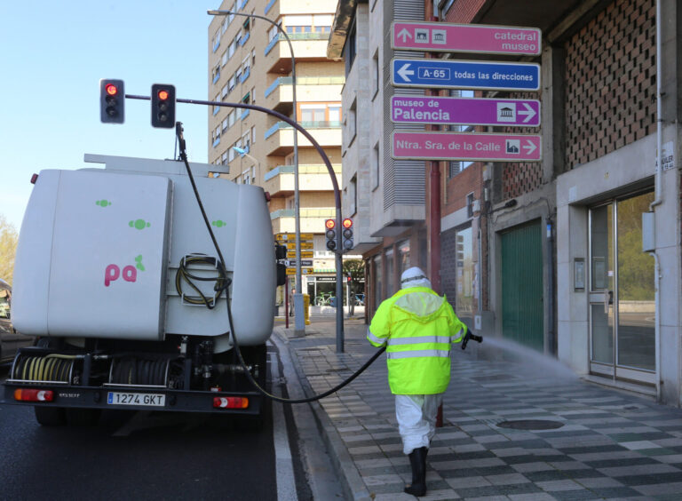 Un operario de la actual empresa de servicio de aseo urbano de Palencia realiza un baldeo en la Avenida de Castilla. / ICAL