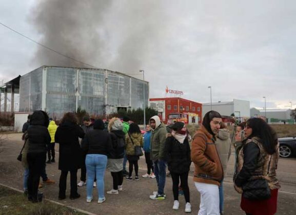 Incendio en la fábrica de Cascajares en Dueñas (Palencia) - Brágimo (ICAL)