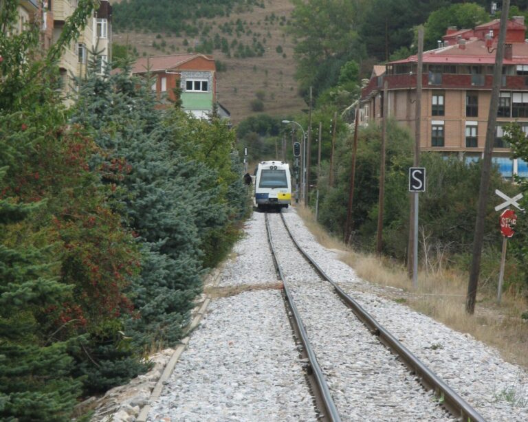 Tren regional S-2600 saliendo del apeadero de Guardo hacia Bilbao a través del tramo que va a mejorar su seguridad. / Óscar Herrero