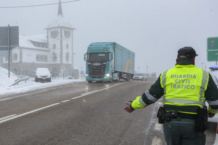 La-nieve-obliga-a-embolsar-camiones-A-6-Portela-Valcarce-y-Valgoma-León