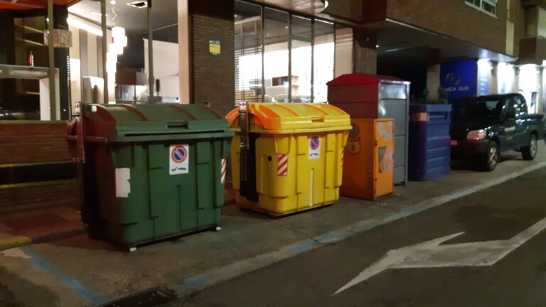 A las islas de contenedores de Palencia se les unirá a lo largo de este año un nuevo contenedor, el de orgánicos, que habrá que abrir con una tarjeta. / Óscar Herrero