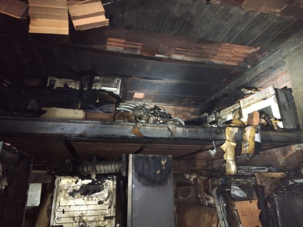 Sofocan-un-incendio-en-almacén-de-electrodomésticos-Saldaña