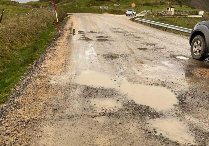 El PSOE denuncia el mal estado de la carretera de Cervera a Potes, a pesar de las obras de mejora