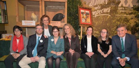 Imagen de archivo de una de las últimas subastas benéficas de capones, en la que aparece Alfonso Jiménez (derecha) posando con la infanta Elena y representantes de la entidad beneficiaria, la Fundación Prodis