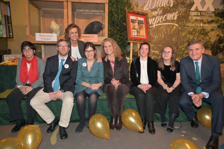 Imagen de archivo de una de las últimas subastas benéficas de capones, en la que aparece Alfonso Jiménez (derecha) posando con la infanta Elena y representantes de la entidad beneficiaria, la Fundación Prodis