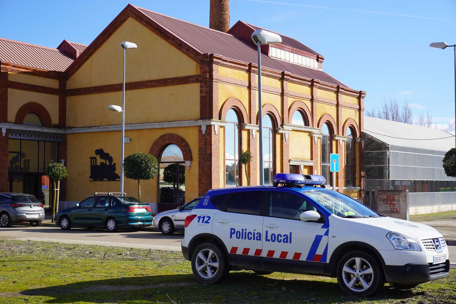 Un coche de la Policía Local de Venta de Baños, frente al Centro Cultural La Briquetera