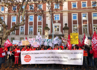 Imagen de archivo de una concentración sindical a las puertas de la Consejería de Sanidad. / ICAL