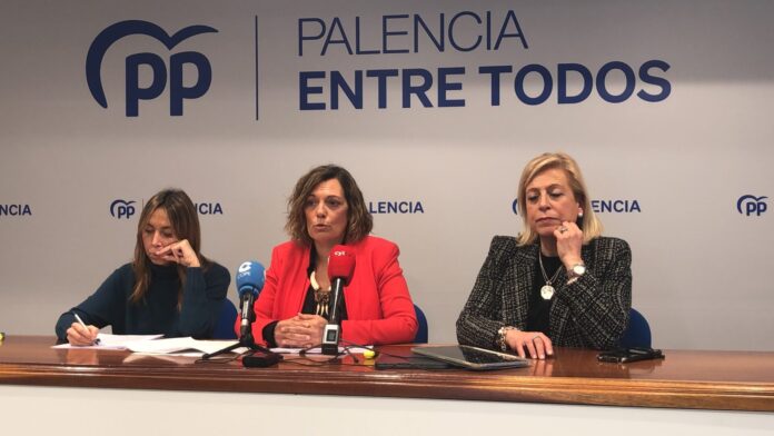 Carmen Fernández, Milagros Marcos y Mariví Álvarez.