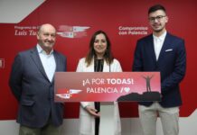 Miriam Andrés flanqueada por Jesús Miguel González (i), candidato para Saldaña y Jesús Manuel López, para Paredes de Nava (d).