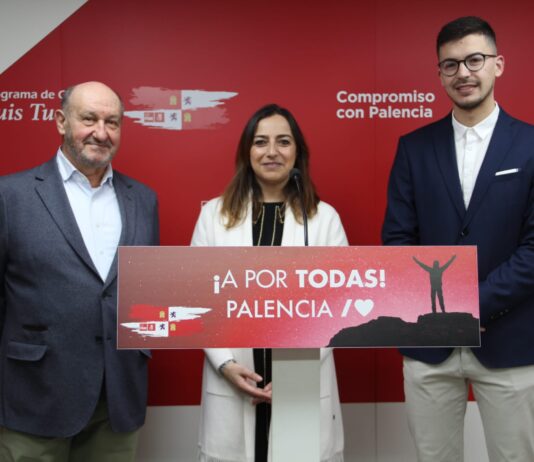 Miriam Andrés flanqueada por Jesús Miguel González (i), candidato para Saldaña y Jesús Manuel López, para Paredes de Nava (d).