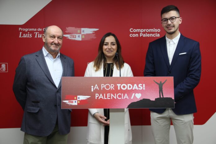 El-PSOE-opta-por-la-renovación-en-sus-listas-para-las-Alcaldías-de-Paredes-y-Saldaña Miriam Andrés flanqueada por Jesús Miguel González (i), candidato para Saldaña y Jesús Manuel López, para Paredes de Nava (d).