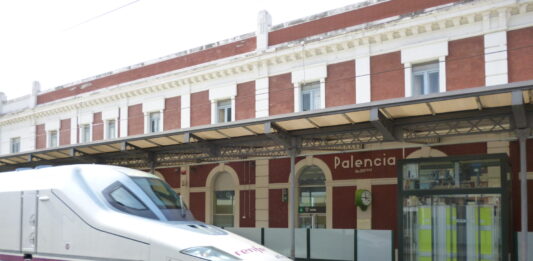 Avant de Palencia. Estación de ferrocarril y tren de Palencia