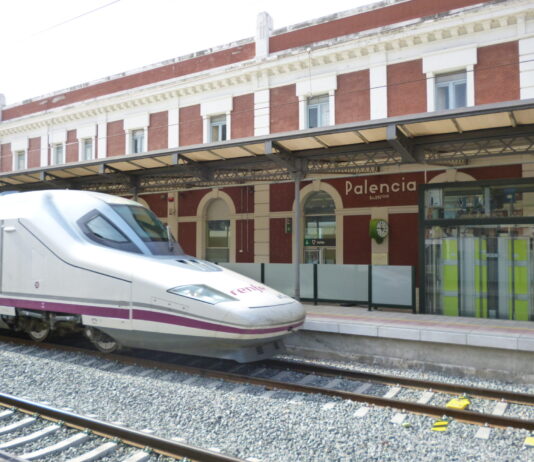 Avant de Palencia. Estación de ferrocarril y tren de Palencia