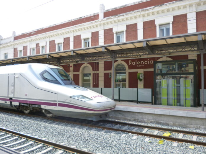 Avant de Palencia. Estación de ferrocarril y tren de Palencia