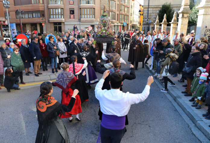 Palencia-celebra-Las-Candelas-en-honor-su-patrona-la-Virgen-Calle-l