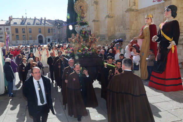 Palencia-celebra-Las-Candelas-en-honor-su-patrona-la-Virgen-Calle-l