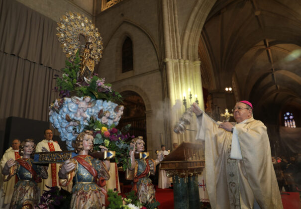 Palencia-celebra-Las-Candelas-en-honor-su-patrona-la-Virgen-Calle-l