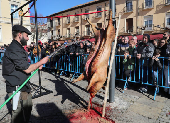 Palencia-celebra-Las-Candelas-en-honor-su-patrona-la-Virgen-Calle-l