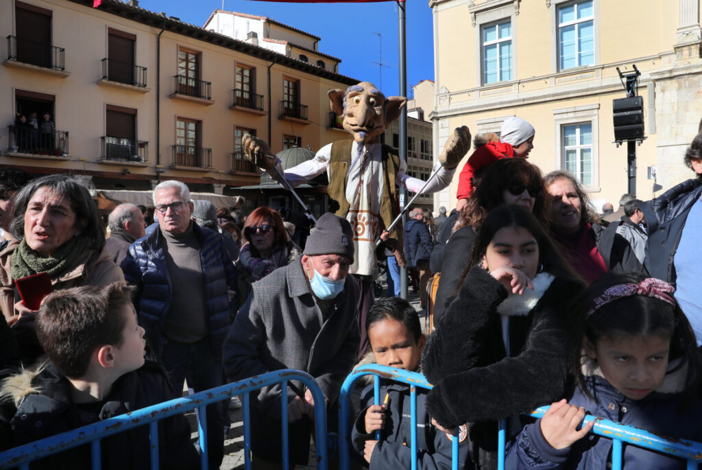 Palencia-celebra-Las-Candelas-en-honor-su-patrona-la-Virgen-Calle-l