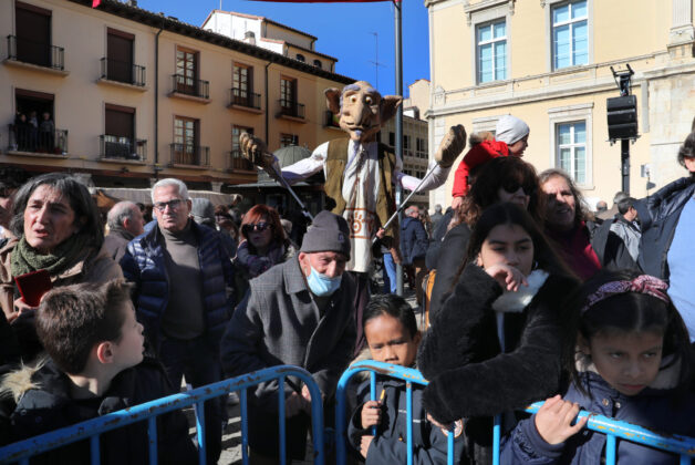 Palencia-celebra-Las-Candelas-en-honor-su-patrona-la-Virgen-Calle-l