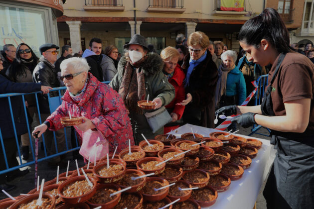 Palencia-celebra-Las-Candelas-en-honor-su-patrona-la-Virgen-Calle-l