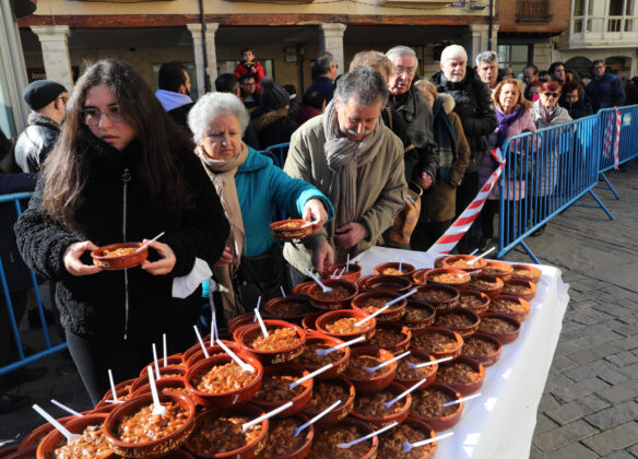 Palencia-celebra-Las-Candelas-en-honor-su-patrona-la-Virgen-Calle-l