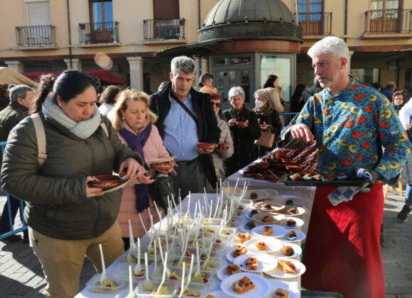 Palencia-celebra-Las-Candelas-en-honor-su-patrona-la-Virgen-Calle-l