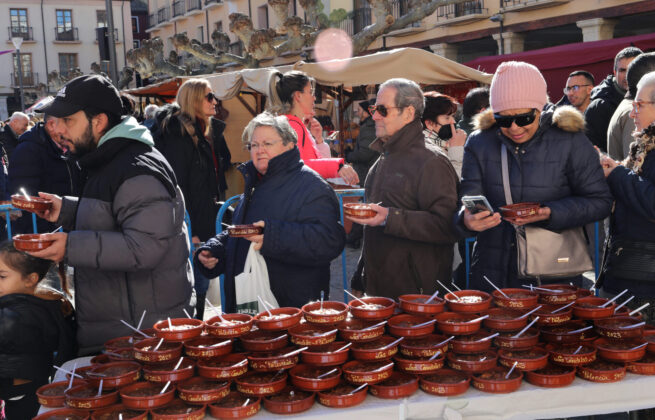 Palencia-celebra-Las-Candelas-en-honor-su-patrona-la-Virgen-Calle-l