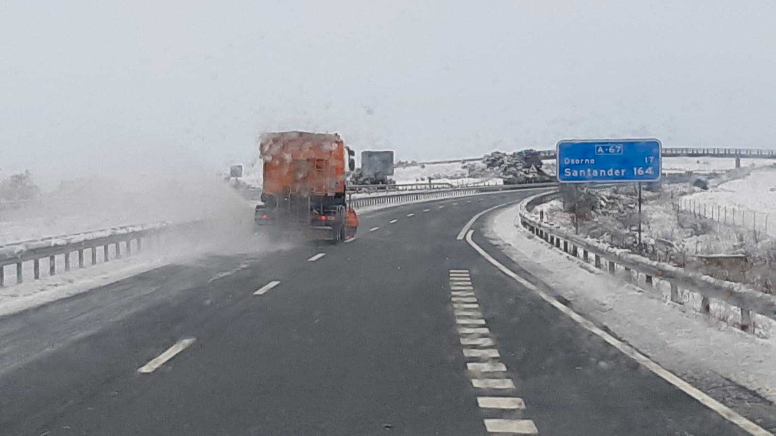 Nieve en las carreteras palentinas este jueves 23 de febrero de 2023, en la A 67 a la altura de Frómista