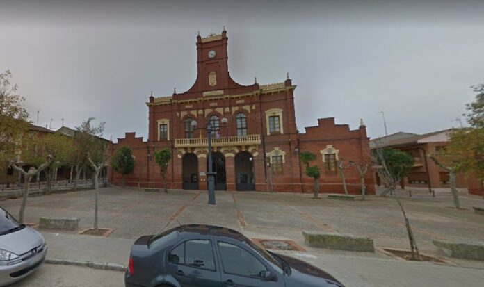 Fachada principal del Ayuntamiento de Becerril de Campos. / Google Street View