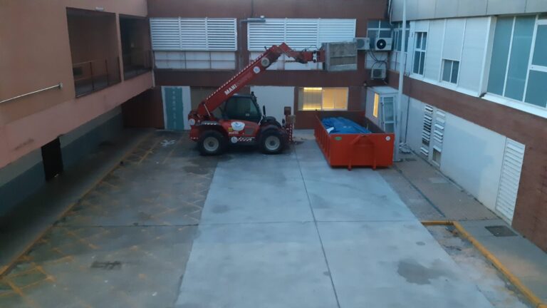 Espacio en el que se instalará el módulo prefabricado y ya contratado, en el que se establecerá la sala de espera de urgencias durante los próximos años. / Óscar Herrero