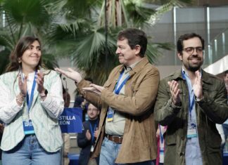 El presidente del PPCyL y de la Junta, Alfonso Fernández Mañueco, la nueva presidenta de NNGG CyL Andrea Ballesteros, y su predecesor en el cargo, Eduardo Carazo, durante el XI Congreso de NNGG - Ruben Cacho ICAL