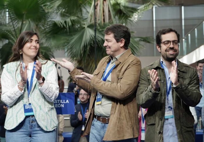 El presidente del PPCyL y de la Junta, Alfonso Fernández Mañueco, la nueva presidenta de NNGG CyL Andrea Ballesteros, y su predecesor en el cargo, Eduardo Carazo, durante el XI Congreso de NNGG - Ruben Cacho ICAL