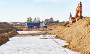 Vista de una de las minas con la iglesia de Piña al fondo.