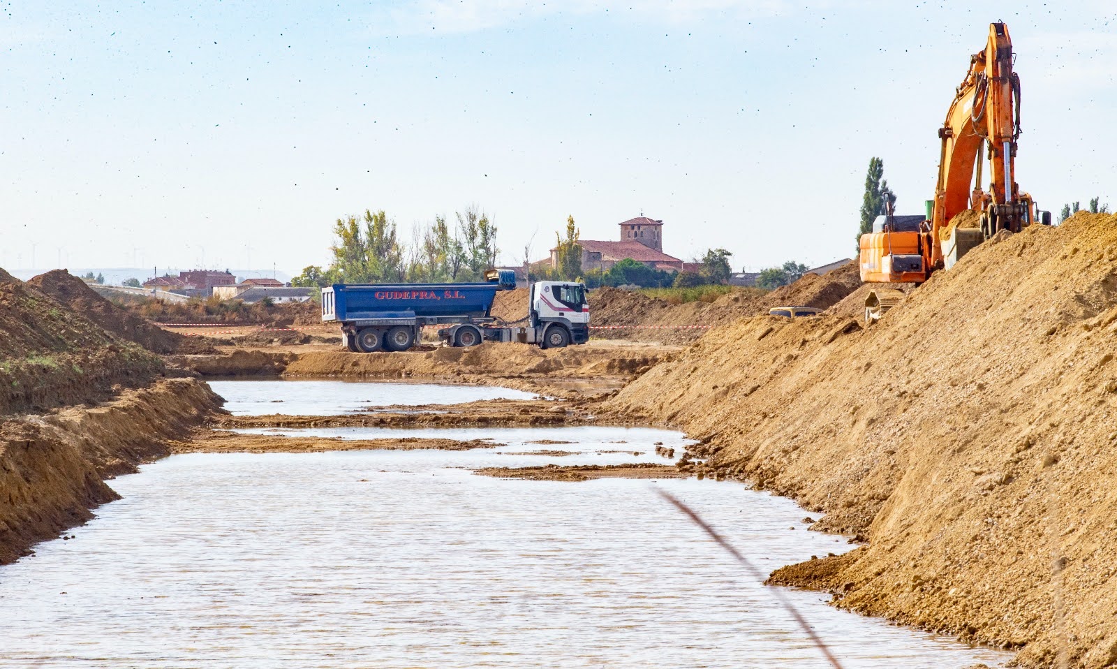 Vista de una de las minas con la iglesia de Piña al fondo.