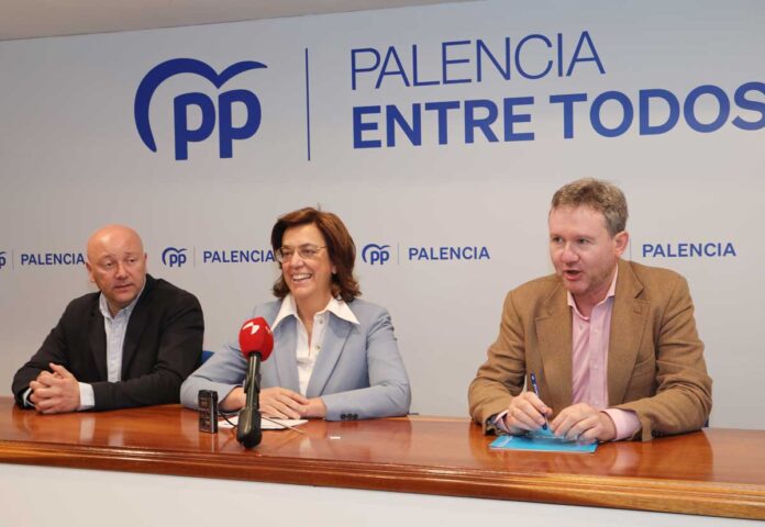 El vicesecretario autonómico de Acción Parlamentaria del PP de Castilla y León, Javier Lacalle, y la presidenta del PP de Palencia, Ángeles Armisén, presentan la Interparlamentaria que el Partido Popular de Castilla y León celebrará en Palencia - BRÁGIMO (ICAL)