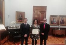 Ana Frías recibe el cheque por su trabajo fin de Carrera de Enfermería