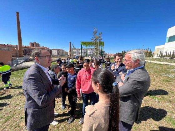 Escolares palentinos plantan 12 encinas en el entorno del Pabellón Mariano Haro con motivo del Día Mundial del Árbol