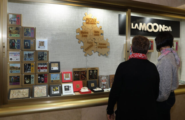 Puzzles 'LaMoonDa' en un expositor