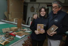 Daniel y su hija Laura muestran las piezas Expositor 'LaMoonDa'