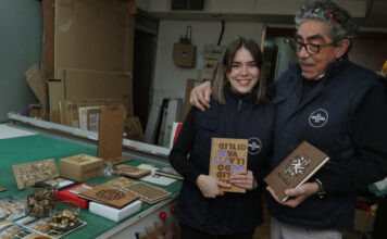 Daniel y su hija Laura muestran las piezas Expositor 'LaMoonDa'