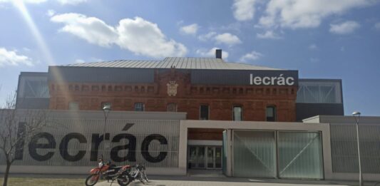 Fachada del Lecrác.