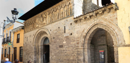 El consejero de Cultura inaugura el nuevo museo-iglesia de Santiago en Carrión de los Condes (Palencia)