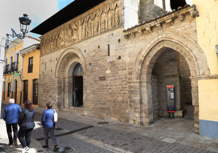 El consejero de Cultura inaugura el nuevo museo-iglesia de Santiago en Carrión de los Condes (Palencia)