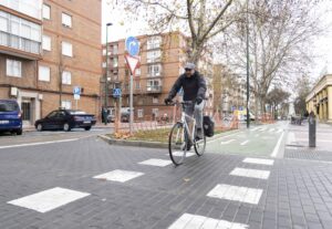 Un ciclista por un carril bici.