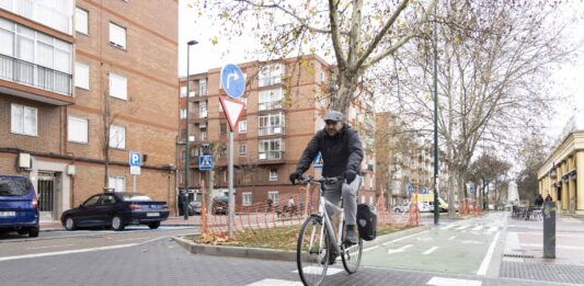 Un ciclista por un carril bici.