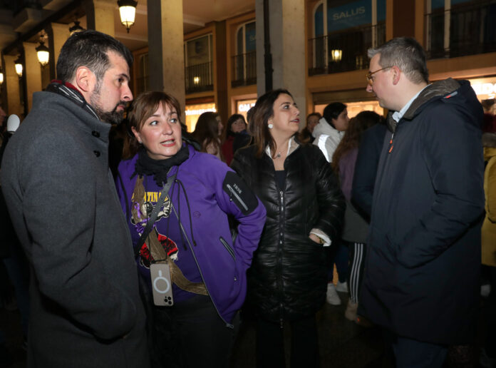 El secretario general del PSOE de Castilla y León asiste a la manifestación en el Día Internacional de la Mujer en Palencia