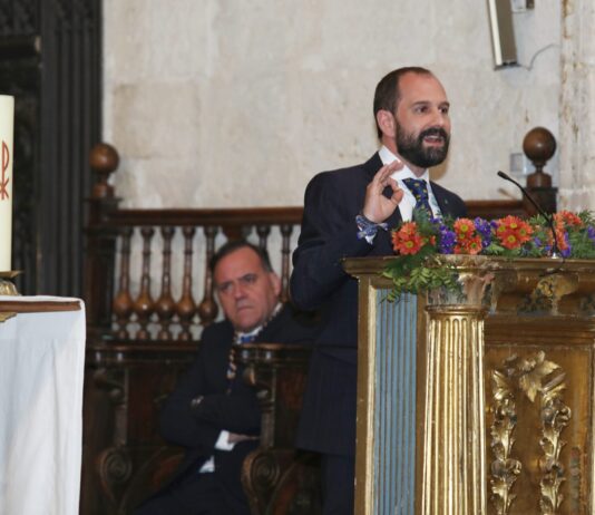 Vicente-Díez-pregona-la-Semana-Santa-Palencia-través-referencias-históricas