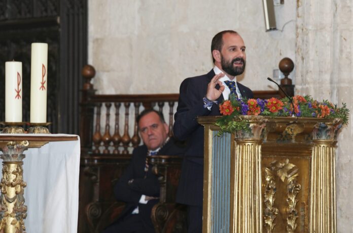 Vicente-Díez-pregona-la-Semana-Santa-Palencia-través-referencias-históricas