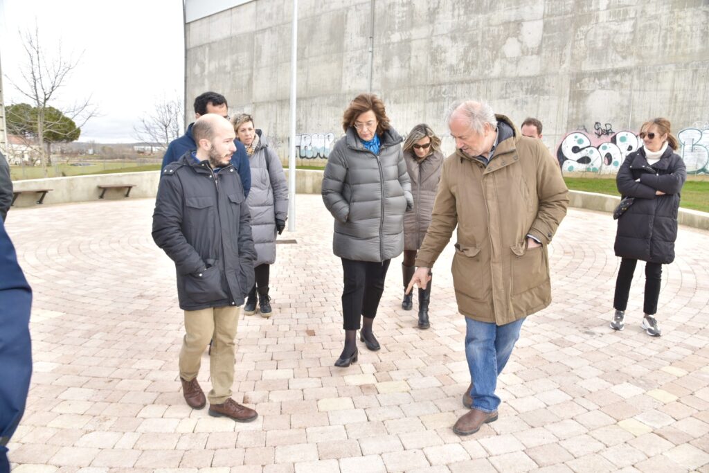 Nuevo pavimento junto al Frontón de Calabazanos, uno de los puntos de partida de la nueva urbanización que se ha ejecutado y que termina en las instalaciones deportivas del casco urbano antiguo.